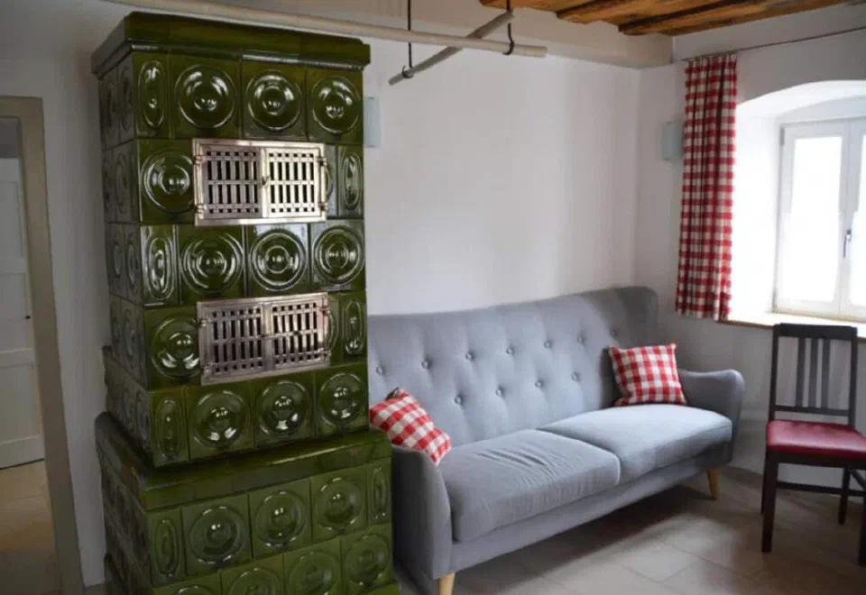 Sofa mit Kachelofen im Ferienhaus