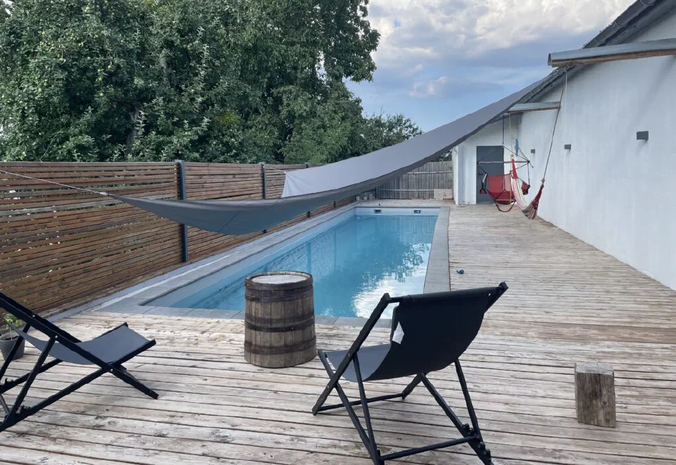 Poolbereich auf dem Hof